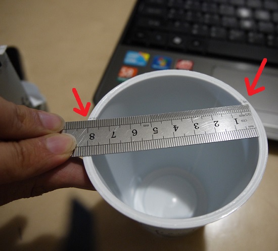以杯口的外緣量 8.1 公分左右，兩邊做個標記